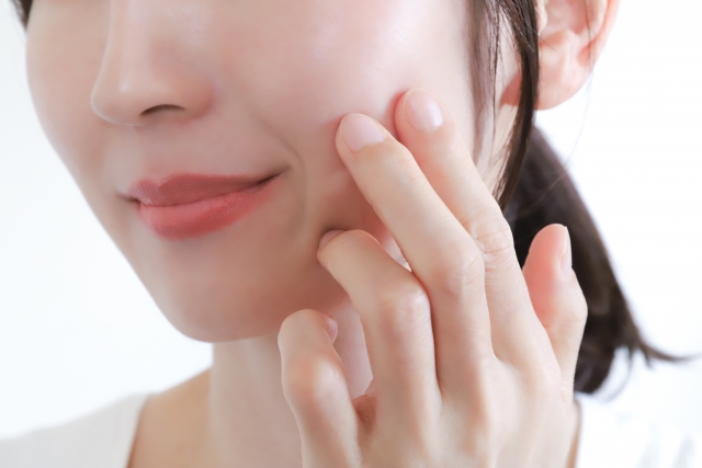 フェイスリフトは傷跡が目立つ？腫れなどのダウンタイムの術後経過も紹介