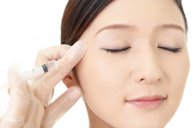 眉下切開は腫れる？ダウンタイムは長い？リスクや経過を詳しく解説！